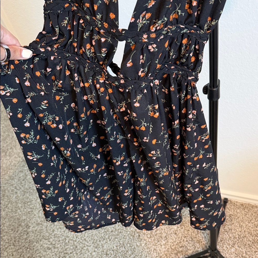 🌿 SHEIN Black Floral Backless Romper - Picture 4 of 6